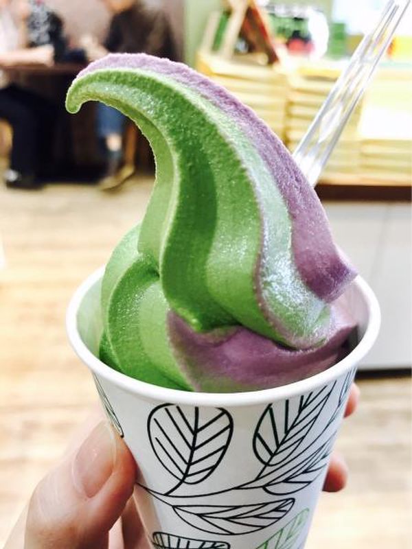 緑と紫と白のソフトクリーム
