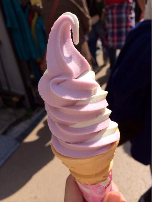 ピンクと白のソフトクリーム