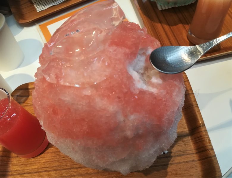 西瓜かき氷とスプーン